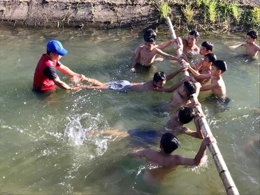 Thầy giáo Nguyễn Viết Tước dạy bơi miễn phí cho học sinh 