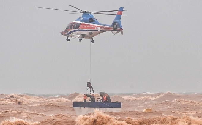Trực thăng tham gia cứu hộ sáng 11/10 tại Quảng Trị - Ảnh: VNE 