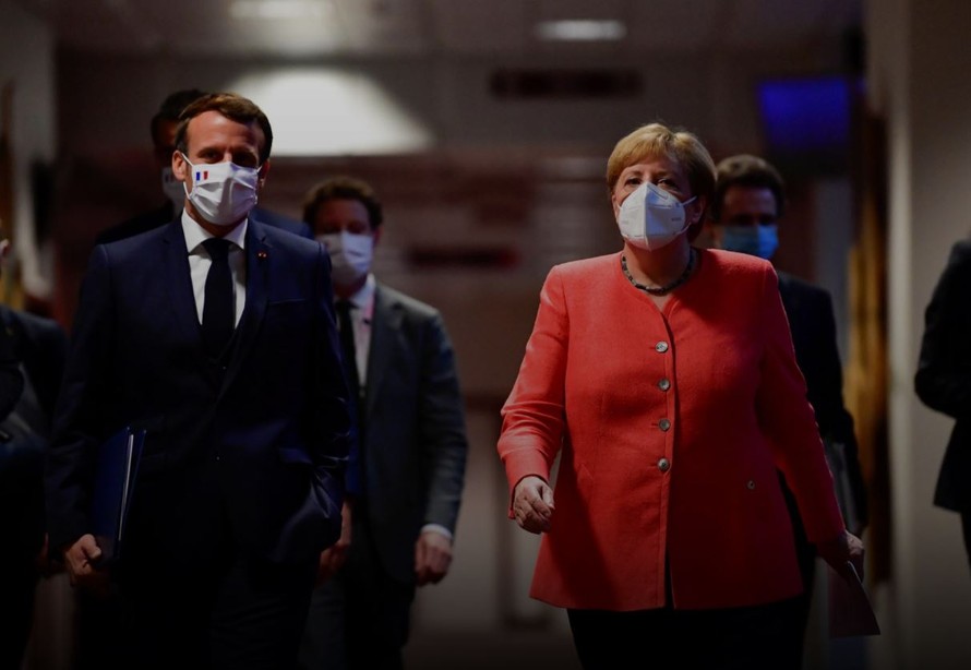 Thủ tướng Đức Angela Merkel và Tổng thống Pháp Emmanuel Macron đến dự cuộc họp báo chung tại trụ sở EU ở Brussels ngày 21/7. Ảnh: Getty