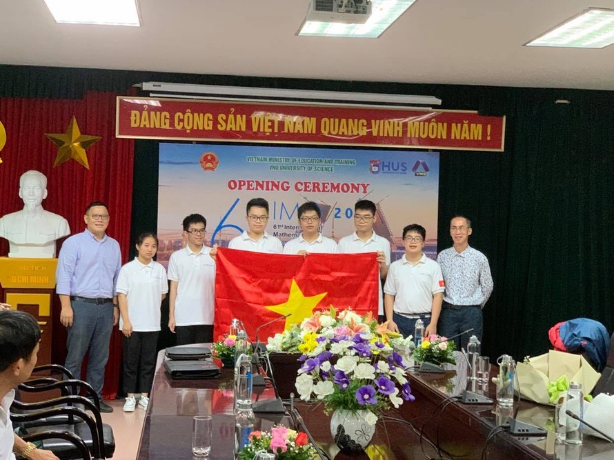 Ngô Quý Đăng (thứ 2, từ phải qua) cùng đội tuyển IMO Việt Nam. ẢNH: NGHIÊM HUÊ