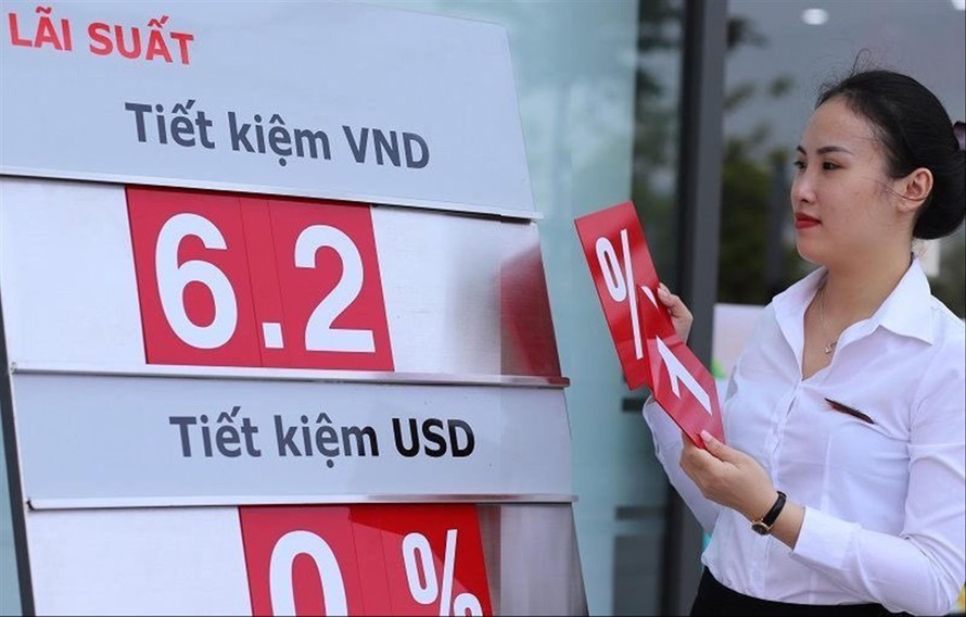 Các ngân hàng đồng loạt giảm lãi suất huy động Ảnh: Việt Linh