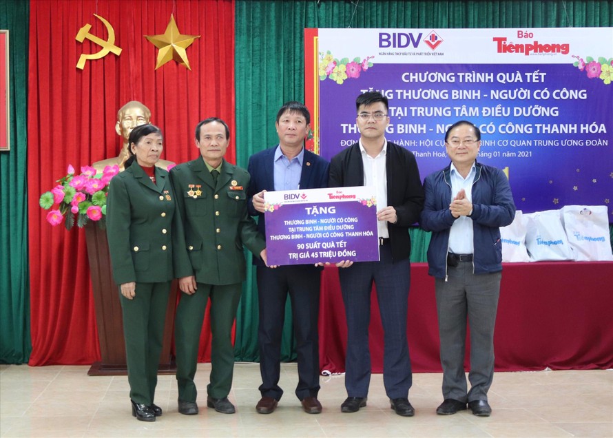 Nhà báo Lê Xuân Sơn và ông Đoàn Huy Hoàng trao tặng quà cho Trung tâm Điều dưỡng người có công tỉnh Thanh Hoá