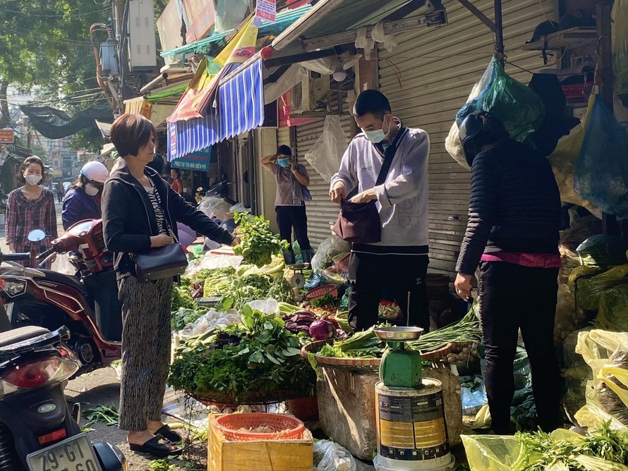 Rau xanh giá rẻ sau tết, đắt khách ngày đầu năm - Ảnh: Việt Linh
