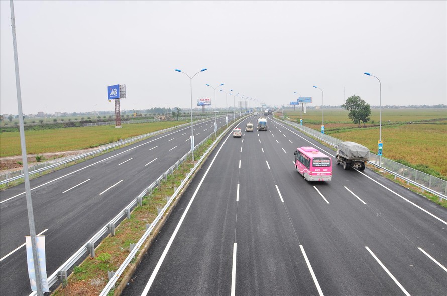 Hệ thống giao thông dần hoàn thiện được kỳ vọng tạo thêm động lực cho phát triển kinh tế. (Ảnh cao tốc Cầu Giẽ - Ninh Bình) Ảnh: VEC