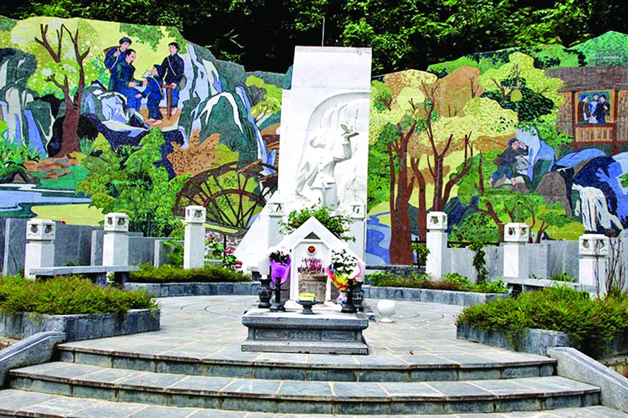 Tượng đài và phần mộ Kim Đồng