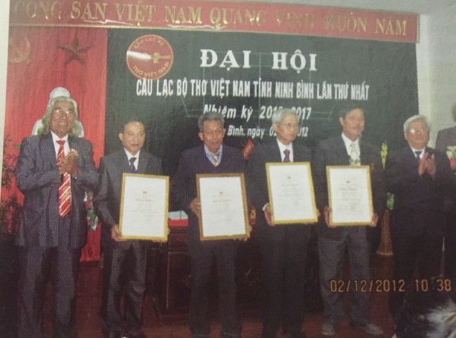 Một trong những hoạt động của CLB Thơ Việt Nam thời sôi nổi nhất: Trao bằng khen các cá nhân xuất sắc CLB Thơ Việt Nam tỉnh Ninh Bình 