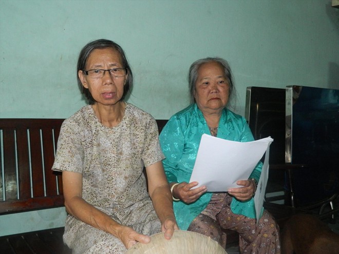 Bà Lê Thị The (phải) và bà Phạm Thị Dung đang khiếu nại việc giải tỏa thu hồi nhà đất tại dự án KÐTM Thủ Thiêm ảnh: Huy Thịnh