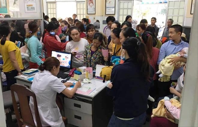 Người dân chen lấn, xếp hàng từ sáng sớm để đăng ký tiêm vắc xin 6 trong 1 tuy nhiên nhiều người bức xúc vì phải về tay không