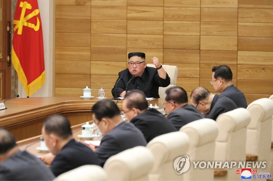 Nhà lãnh đạo Triều Tiên Kim Jong-un phát biểu tại cuộc họp mở rộng của Đảng Lao động Triều Tiên. ảnh: KCNA 