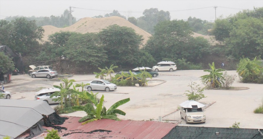 Bãi xe tập lái không phép tại 132 Nguyễn Xiển nhưng có nhiều xe “tập lái” hoạt động trong sáng 26/8 Ảnh: Anh Trọng