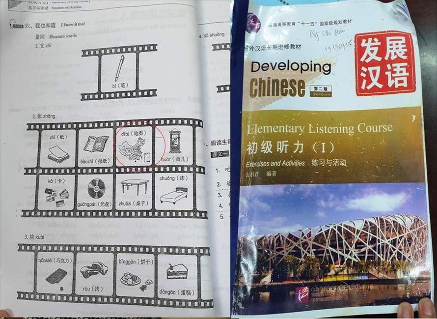 Phát hiện thêm hình ảnh bản đồ in “đường lưỡi bò” nằm ở trang 32 cuốn Nghe sơ cấp 1 - “Developing Chinese” của trường ĐH Kinh doanh và Công nghệ Hà Nội 