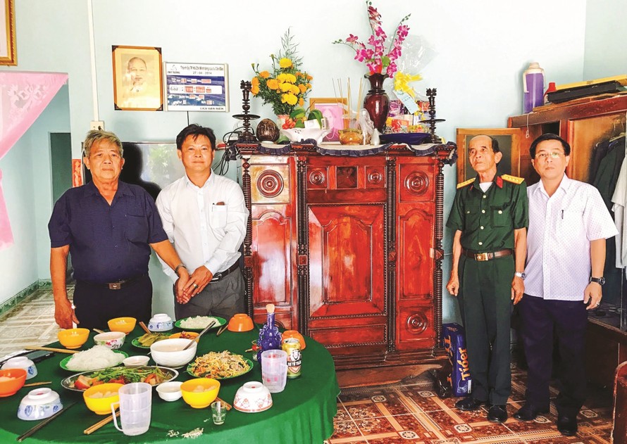 Ông Trần Vũ Bình (bìa phải) cùng các chiến sĩ Biệt động Sài Gòn trong ngày giỗ đồng đội