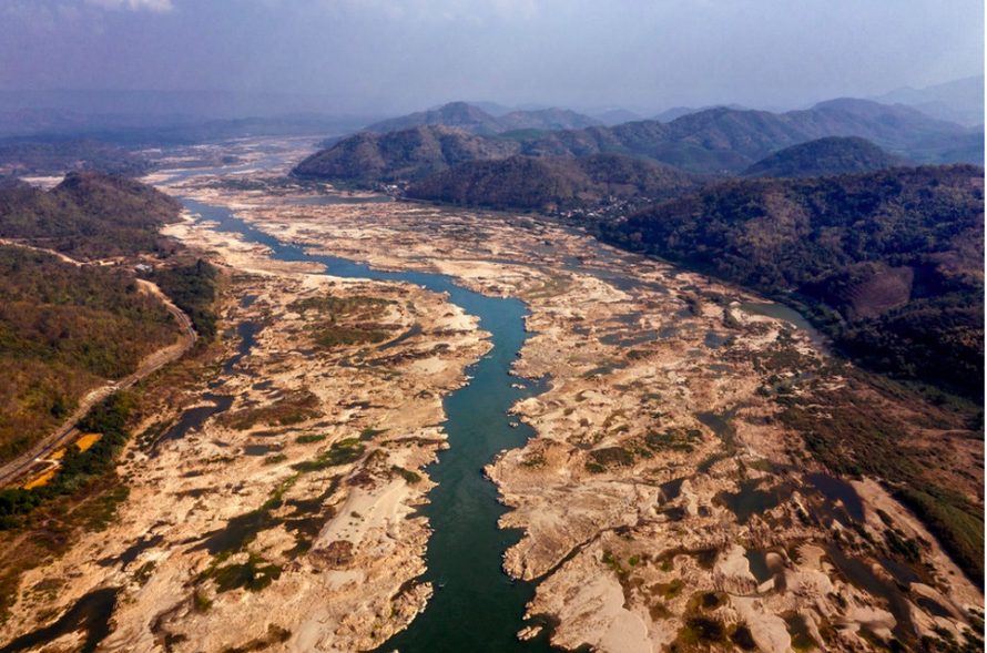 Một khúc sông Mekong chảy qua Thái Lan cạn nước trong tháng 1 năm nayảnh: NYT