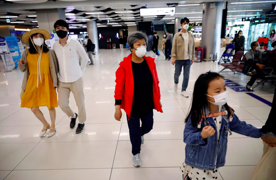 Người Hàn Quốc đeo khẩu trang khi đi lại trong sân bay Gimpo, Hàn Quốc, ngày 1/5 ảnh: Reuters 