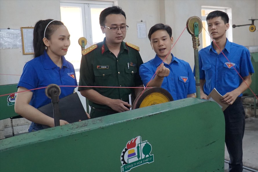 Đại úy Trần Ngọc Minh (mặac quân phục) duy trì hoạt động của Đội Thanh niên kiểm tra tại Liên chi đoàn Xí nghiệp 1 