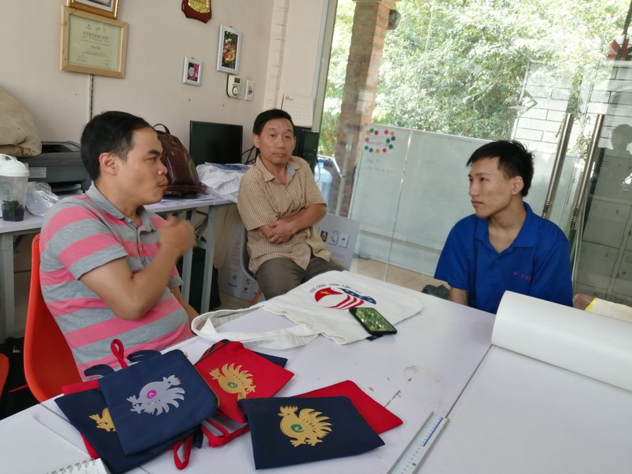 Giám đốc Cường (đầu tiên bên trái) đang “phỏng vấn tuyển dụng” 