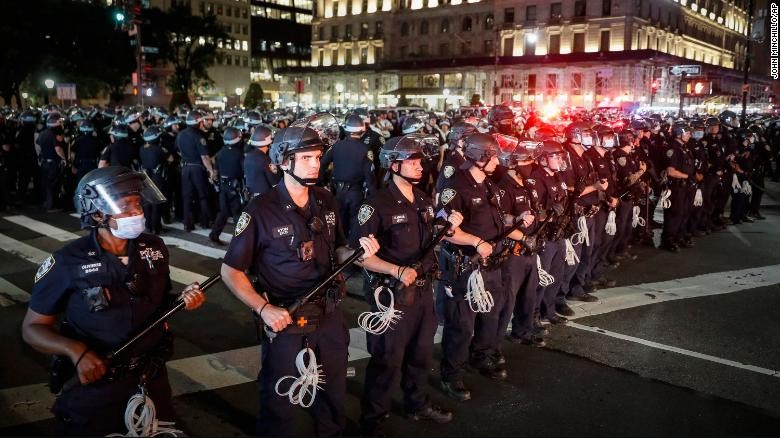 Hơn 100 cảnh sát Philadelphia tụ tập bên ngoài trụ sở nghiệp đoàn cảnh sát thành phố hôm 8/6. Ảnh: AP