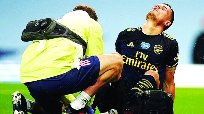 Granit Xhaka của Arsenal dính chấn thương chỉ sau vài phút ra sân