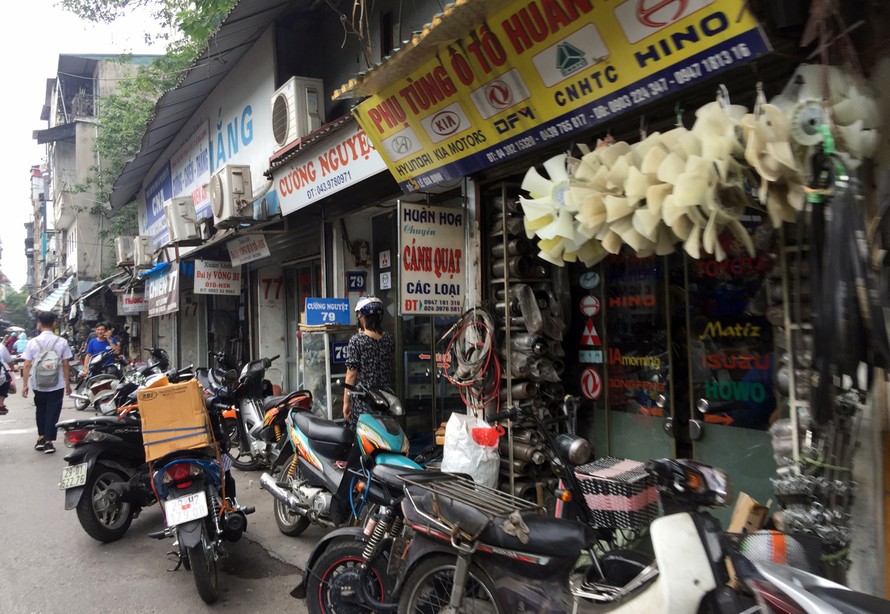 Chợ trời ở Hà Nội: Tấp nập mua bán, lấn chiếm lòng đường