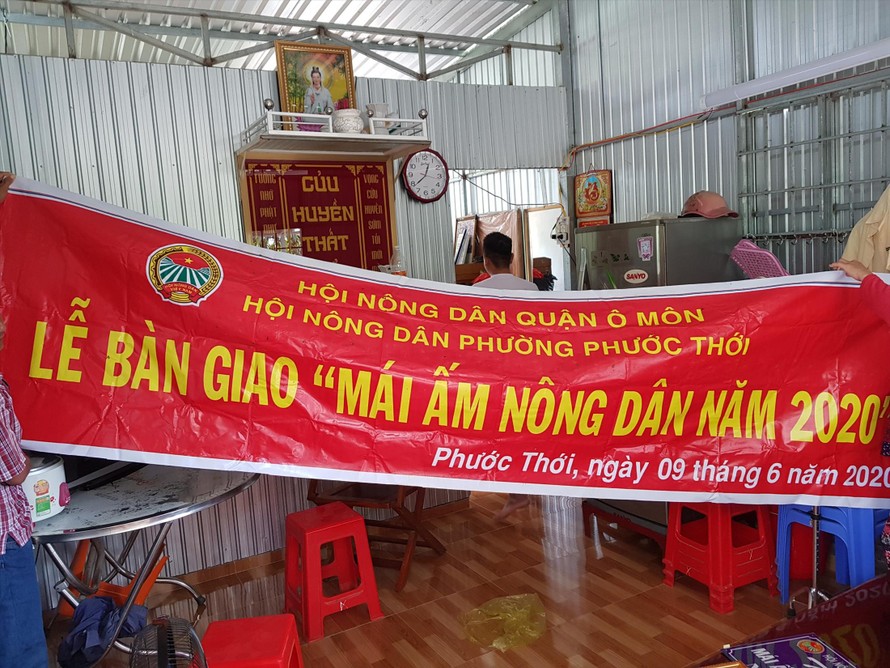 Căn nhà của chị Sương được mạnh thường quân đóng góp nhưng Chủ tịch Hội Nông dân quận Ô Môn ký quyết định trao “mái ấm nông dân”