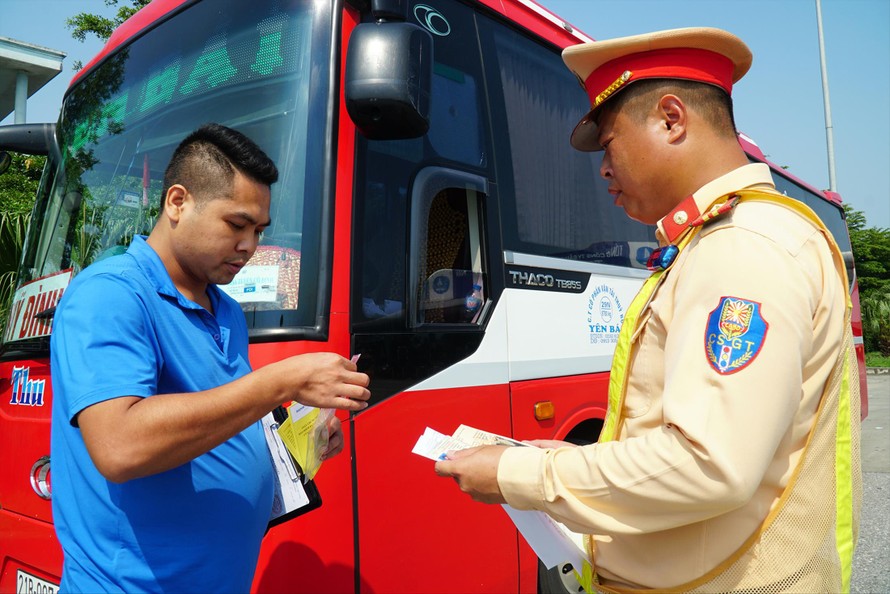 Cảnh sát giao thông xử lý vi phạm trên cao tốc Ảnh: Nguyễn Hoàn