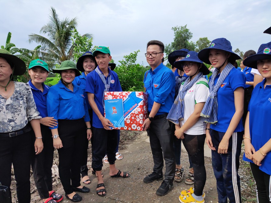 Anh Nguyễn Tường Lâm, Trưởng Ban Đoàn kết, tập hợp thanh niên Trung ương Đoàn thăm các chiến sỹ tình nguyện Trường ĐH Tây Đô 