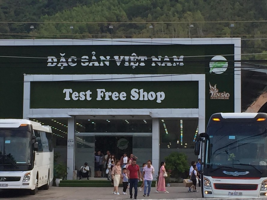 Trước khi dịch COVID - 19 bùng phát, mỗi ngày 7 cửa hàng xây trái phép ở xã Phước Đồng đón hàng nghìn khách Trung Quốc Ảnh: Lữ Hồ