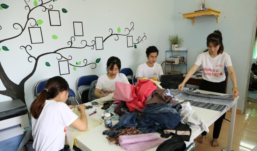 Các thành viên nhóm “Dũng sĩ tái chế” đang cùng nhau sáng tạo từ những vật dụng bỏ đi 