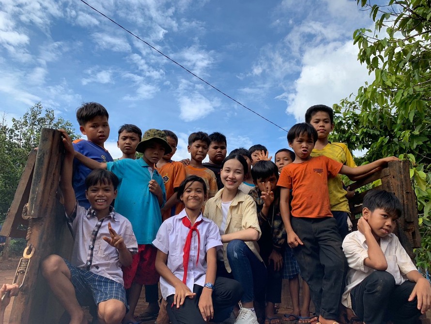 Tặng sách cho học sinh thôn Bù Cà Mau, tỉnh Bình Phước 