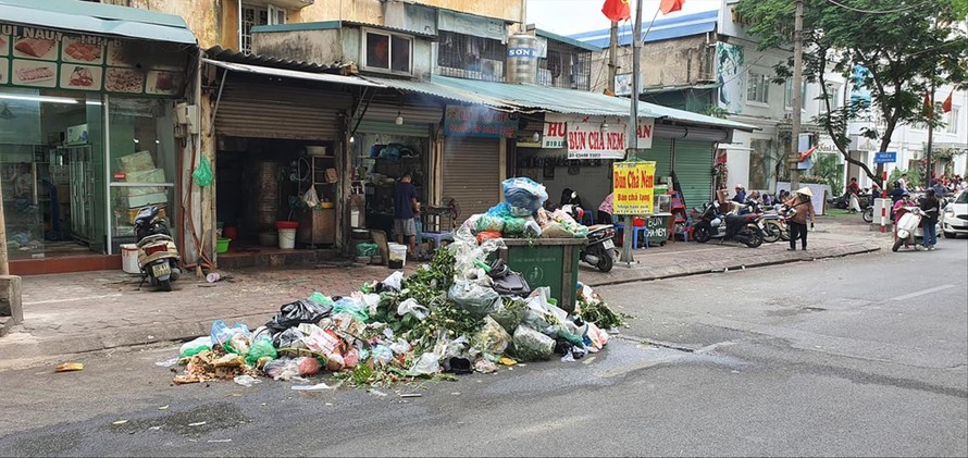 Những ngày qua, nhiều tuyến đường Hà Nội tiếp tục ngập trong rác 