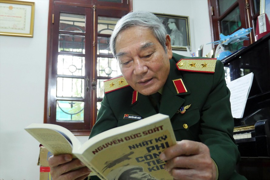 Trung tướng Nguyễn Đức Soát xuất bản “Nhật ký phi công tiêm kích” để tri ân đồng đội. Ảnh: HOÀNG MẠNH THẮNG 