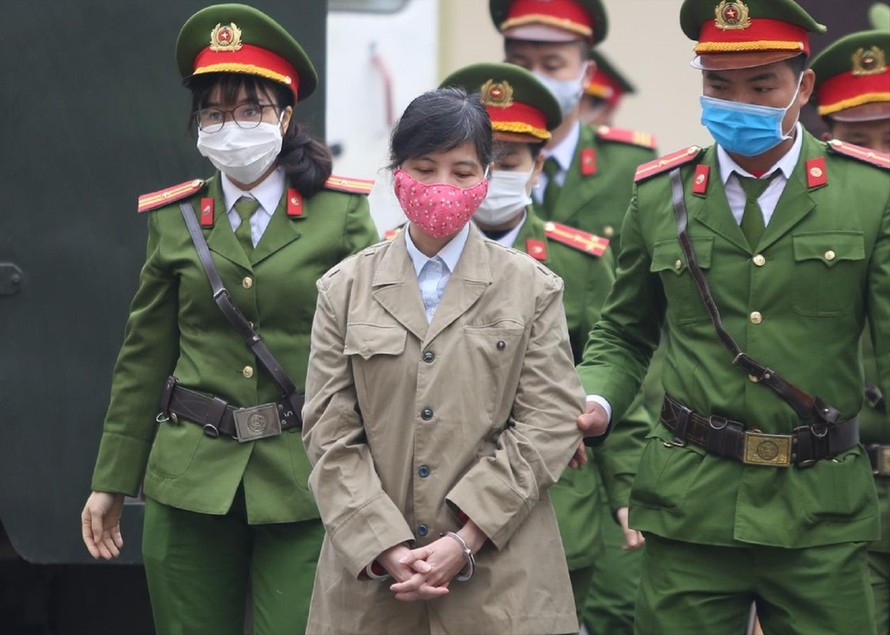 Bị cáo Nguyễn Thị Kim Anh được dẫn giải tới tòa 