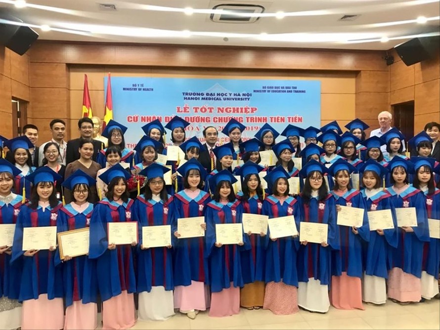 Sinh viên học chương trình tiên tiến ngành điều dưỡng của trường ĐH Y Hà Nội trong lễ tốt nghiệp 