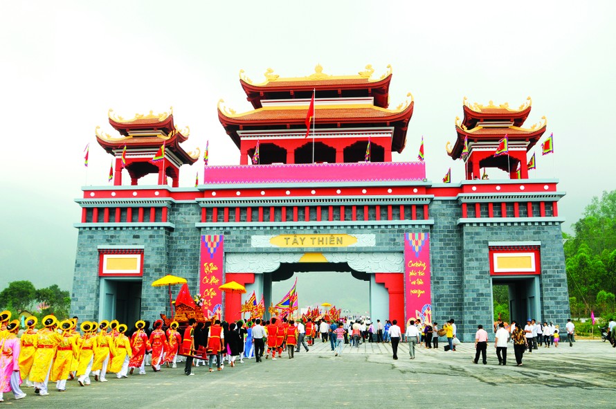 Cổng Tam Quan - cửa chính tại danh thắng Tây Thiên