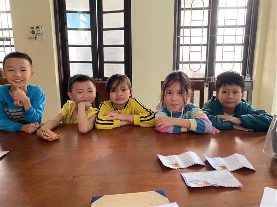 5 học sinh Trường Tiểu học thị trấn Phùng mang 3 chiếc phong bì nhặt được đến cơ quan công an trình báo 