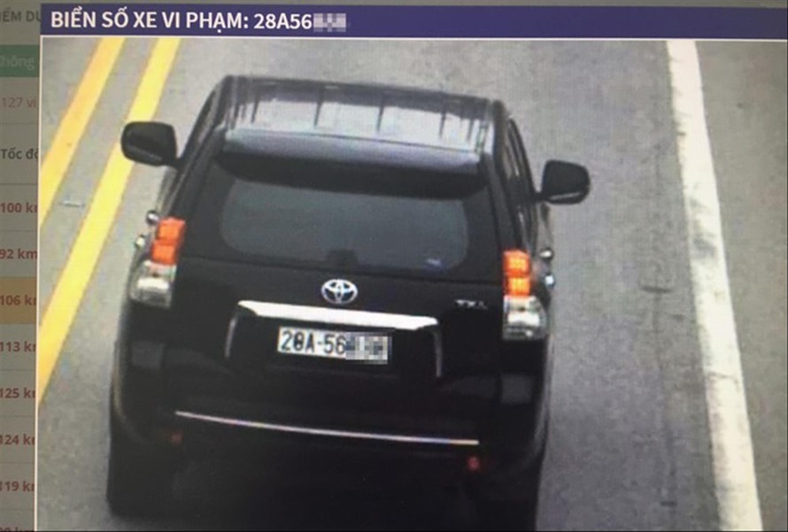 Hình ảnh camera ghi lại ô tô sửa biển số trên cao tốc Nội Bài - Lào Cai