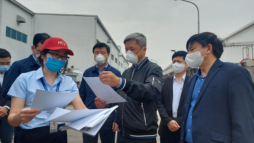 Thứ trưởng Bộ y tế Nguyễn Trường Sơn (giữa) kiểm tra chống dịch trong KCN huyện Cẩm Giàng Ảnh: Anh Văn 