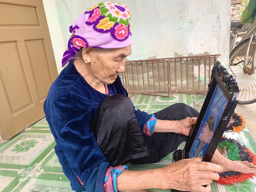 Mẹ Lưu Thị Linh bên di ảnh của liệt sỹ Hồ Văn Nuôi