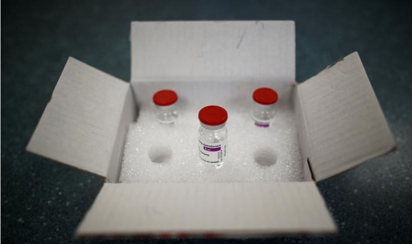 Các lọ vắc-xin COVID-19 của AstraZeneca tại một trung tâm y tế ở Champigny, gần Paris ảnh: EUTERS 