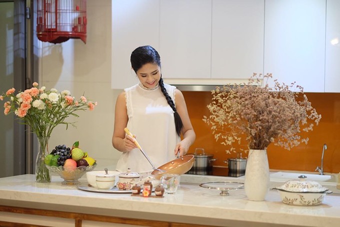 Hoa hậu Ngọc Hân vào bếp làm mì ngũ sắc cho ngày ăn chay