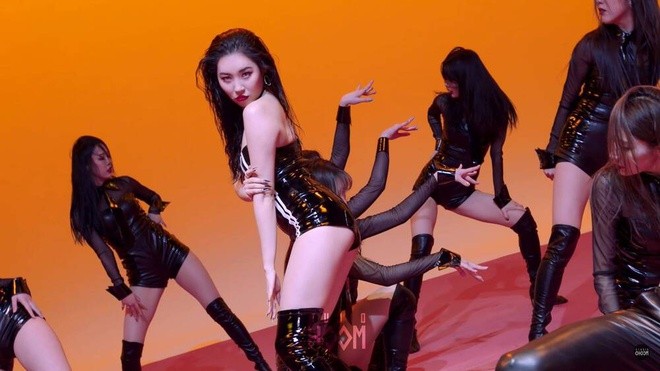 Vũ đạo gợi dục gây tranh cãi của nữ idol đình đám xứ Hàn