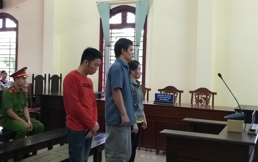 Các bị cáo Tài (áo đỏ), Tiên (ở giữa) và Tú tại phiên tòa - Ảnh: Kim Hà