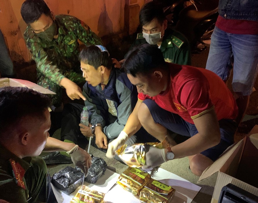 Đối tượng Vũ Văn Phát (áo khoác) và 11 kg ma túy tổng hợp bị bắt giữ.