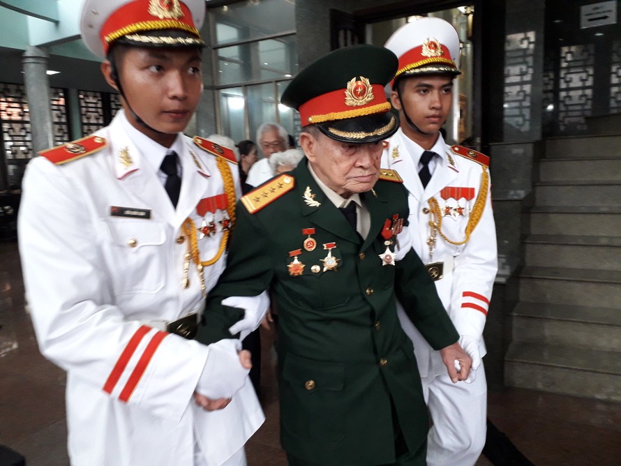 Đại tá Tư Cang đến viếng huyền thoại tình báo Mười Hương, chiều 15/6 tại Nhà tang lễ Bộ Quốc phòng. Ảnh: Huy Thịnh