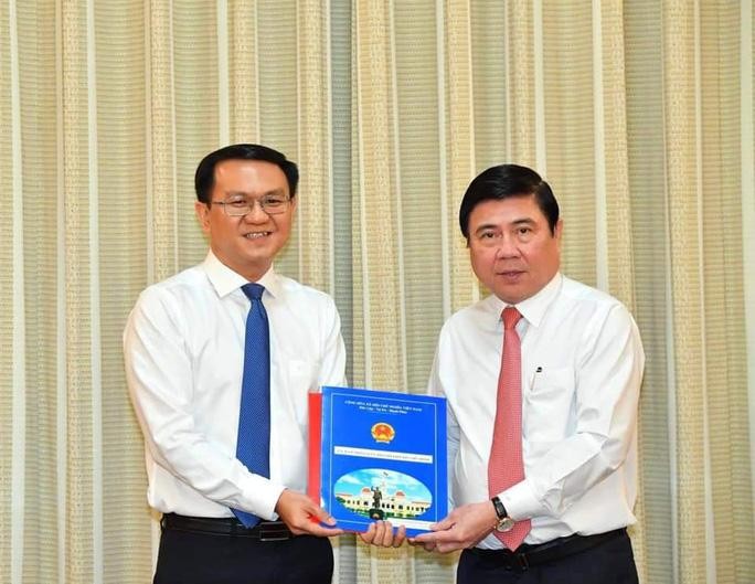 Ông Lâm Đình Thắng (trái) nhận quyết định bổ nhiệm từ Chủ tịch UBND TPHCM Nguyễn Thành Phong
