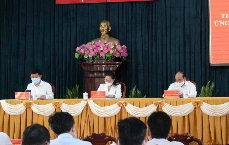 Các ứng cử viên đại biểu Quốc hội đơn vị 10 (TPHCM) ghi nhận ý kiến cử tri tại hội nghị tiếp xúc.
