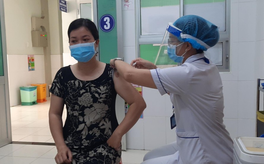 Nhân viên y tế tiêm vắc xin ngừa COVID-19 cho người dân TPHCM