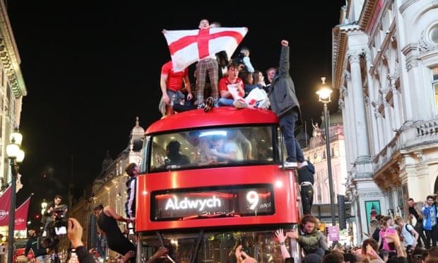 Cổ động viên Anh ăn mừng chiến thắng sau trận bán kết gặp Đan Mạch ảnh Getty Images