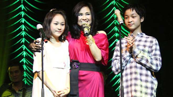 Thanh Lam và con gái thứ hai, Thiện Thanh và con trai út Đăng Quang xuất hiện trên sân khấu trong một chương trình