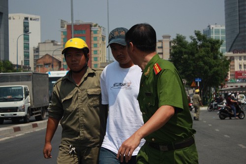 Tên cướp (áo trắng) đã bị công an phường 12 (quận 4) bắt giữ để điều tra vụ việc. Ảnh: Nguyễn Loan
